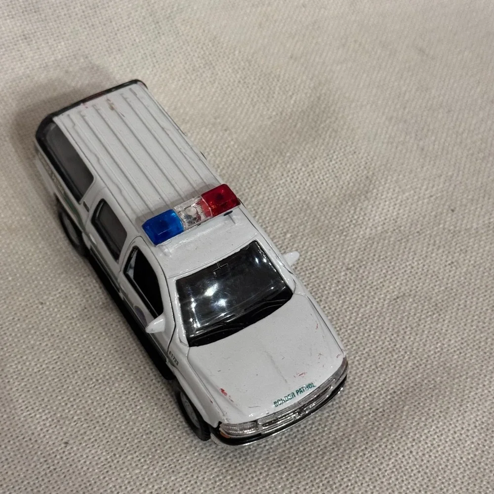 Welly US Customs Border Patrol Chevrolet Suburban 1/64 scale DOJ Vintage